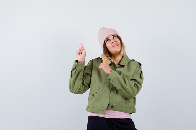 Jeune femme portant une veste et un chapeau rose