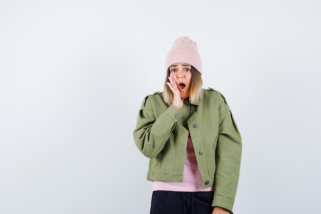 Jeune femme portant une veste et un chapeau rose