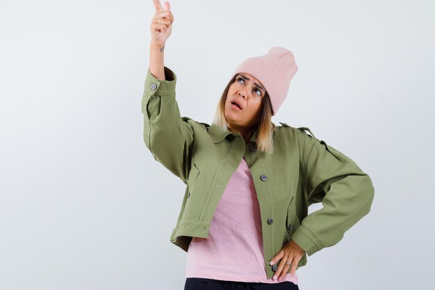 Jeune femme portant une veste et un chapeau rose