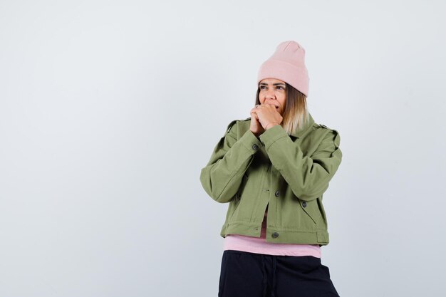 Jeune femme portant une veste et un chapeau rose