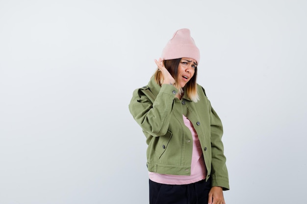 Photo gratuite jeune femme portant une veste et un chapeau rose