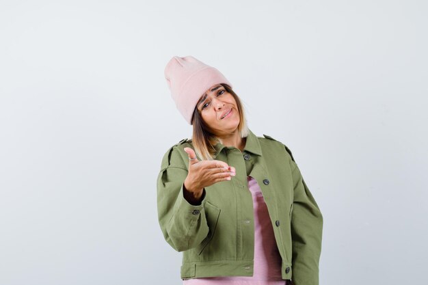Jeune femme portant une veste et un chapeau rose
