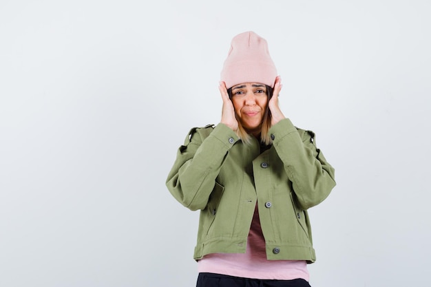 Jeune femme portant une veste et un chapeau rose