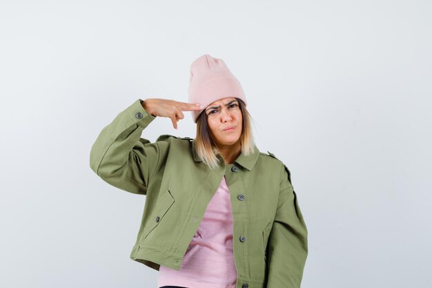 Jeune femme portant une veste et un chapeau rose