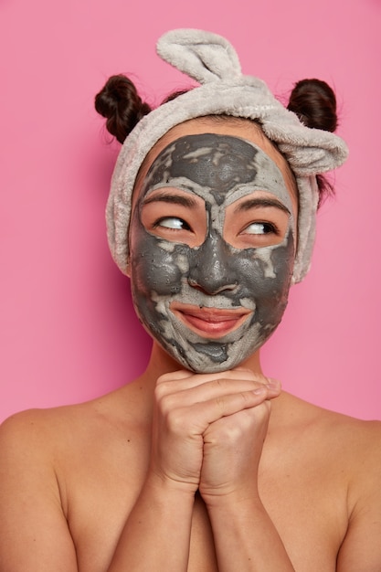 Jeune Femme Porte Des Traitements De La Peau De Masque D'argile Du Visage Naturel Après Avoir Pris Un Bain