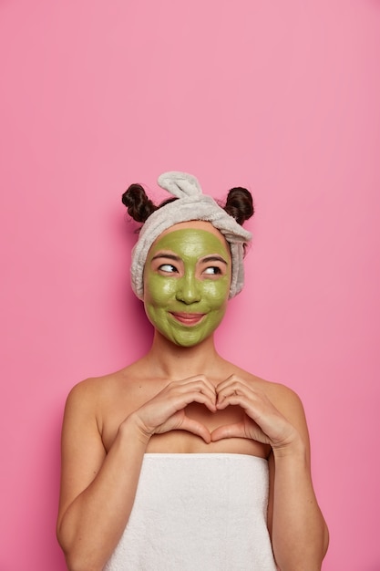 Photo gratuite jeune femme porte des traitements de la peau masque facial naturel après avoir pris un bain