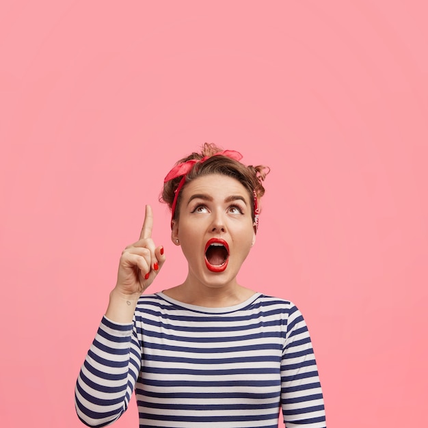 Jeune femme, porter, bandeau rouge, et, chemise rayée