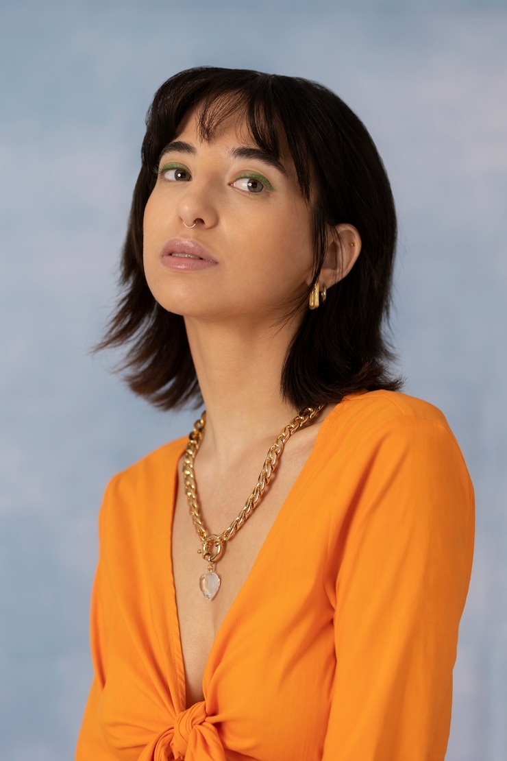 Photo gratuit jeune femme, porter, chaîne, collier
