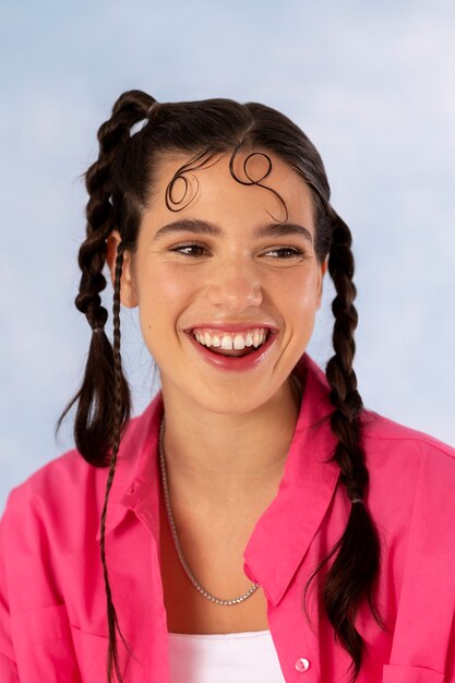 jeune femme, porter, chaîne, collier