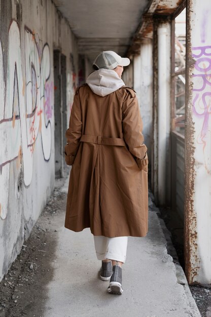 jeune femme, porter, chapeau camionneur