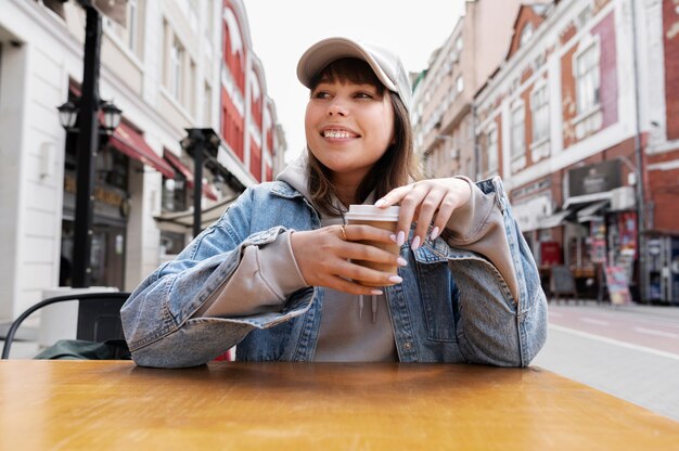 jeune femme, porter, chapeau camionneur