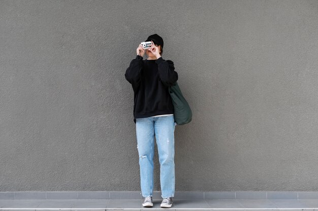 jeune femme, porter, chapeau camionneur