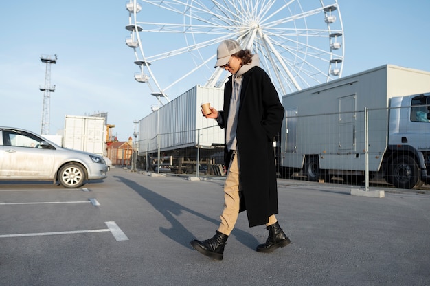 jeune femme, porter, chapeau camionneur