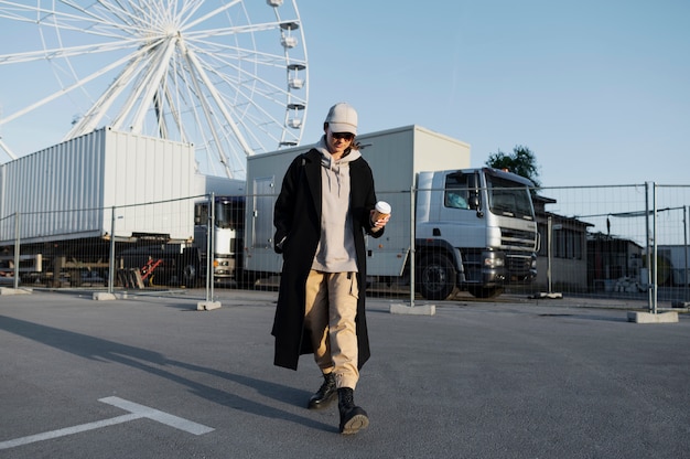 jeune femme, porter, chapeau camionneur