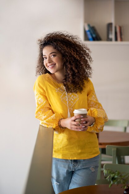 jeune femme, porter, chemise brodée