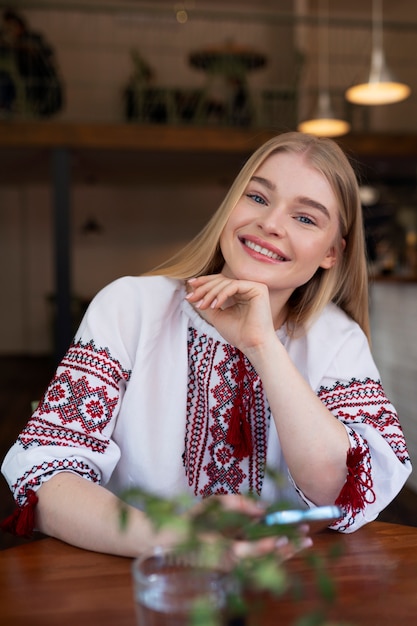 jeune femme, porter, chemise brodée