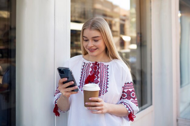 jeune femme, porter, chemise brodée