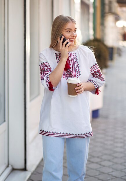 jeune femme, porter, chemise brodée