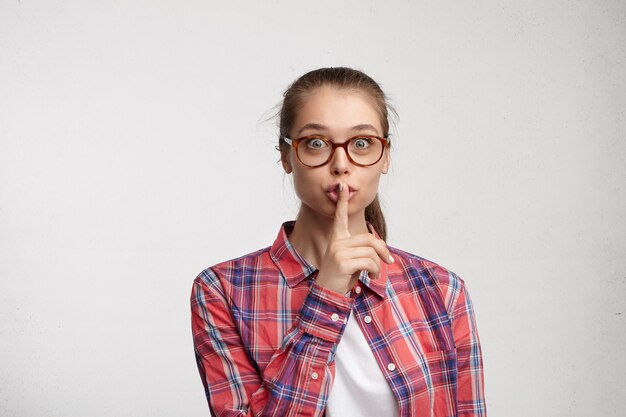 Jeune femme, porter, chemise rayée, et, lunettes