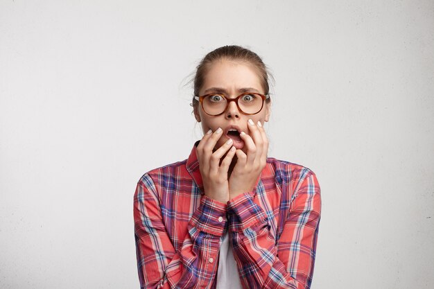 Jeune femme, porter, chemise rayée, et, lunettes