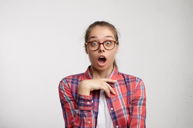 Jeune femme, porter, chemise rayée, et, lunettes