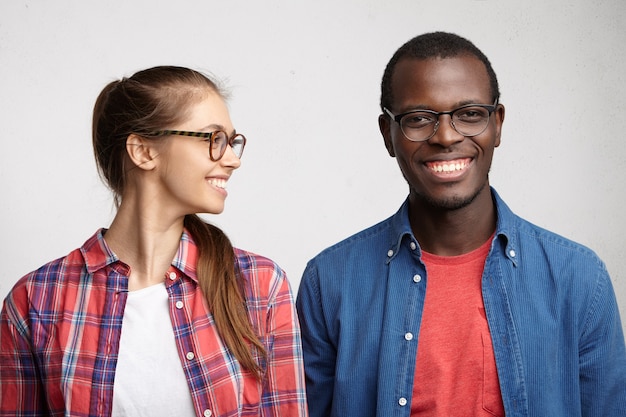 Jeune femme, porter, chemise rayée, et, lunettes