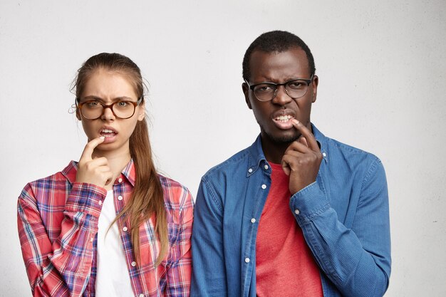 Jeune femme, porter, chemise rayée, et, lunettes