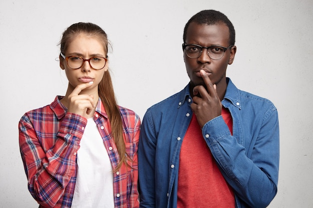 Jeune femme, porter, chemise rayée, et, lunettes