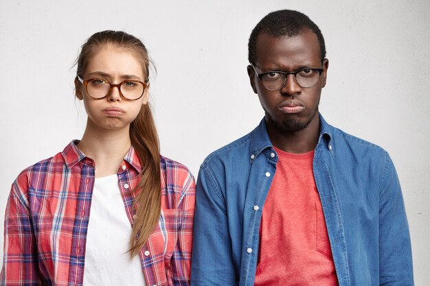 Jeune femme, porter, chemise rayée, et, lunettes