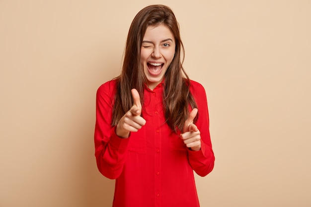 Jeune femme, porter, chemise rouge