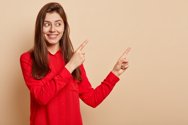 Jeune femme, porter, chemise rouge