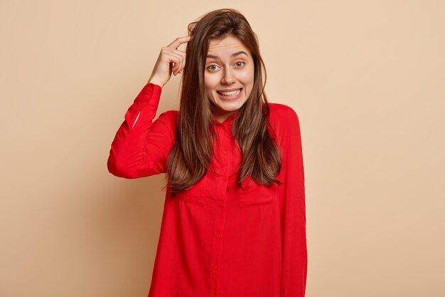 Jeune femme, porter, chemise rouge