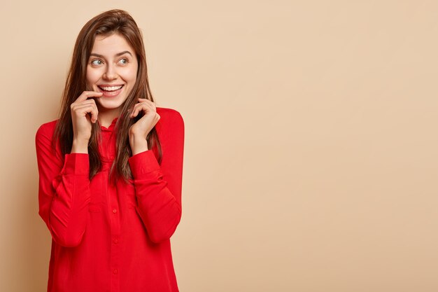 Jeune femme, porter, chemise rouge