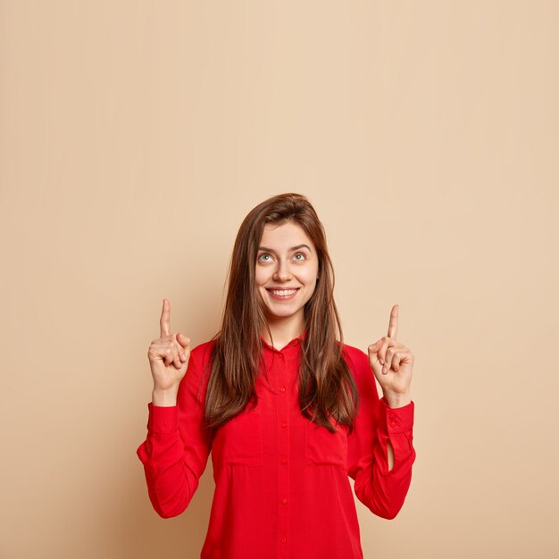 Jeune femme, porter, chemise rouge
