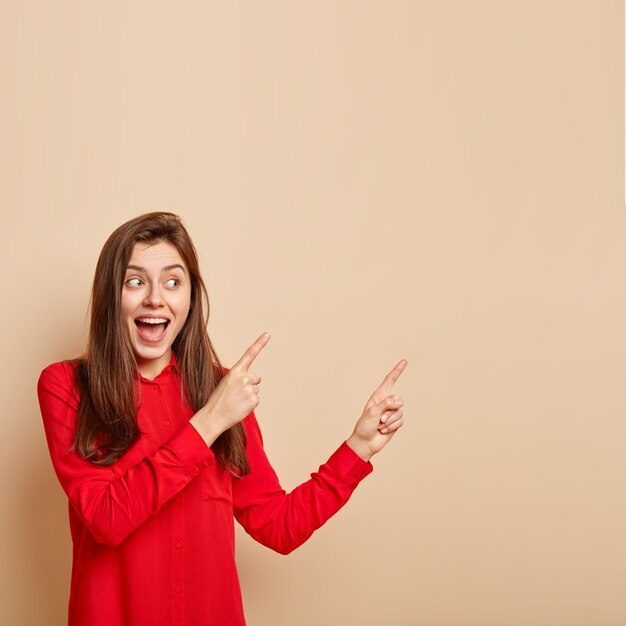 Jeune femme, porter, chemise rouge