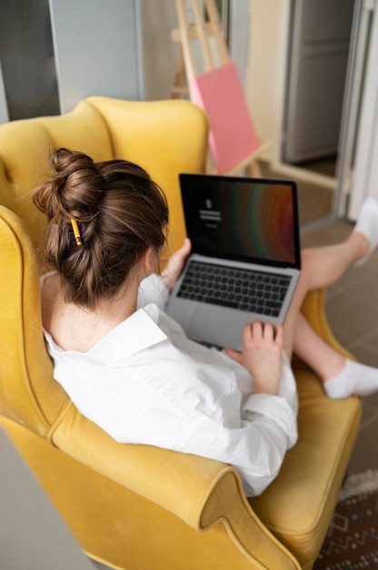 jeune femme, porter, désordonné, chignon, coiffure