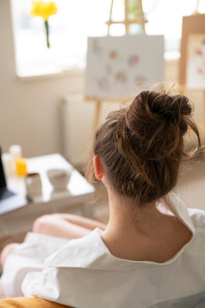 jeune femme, porter, désordonné, chignon, coiffure