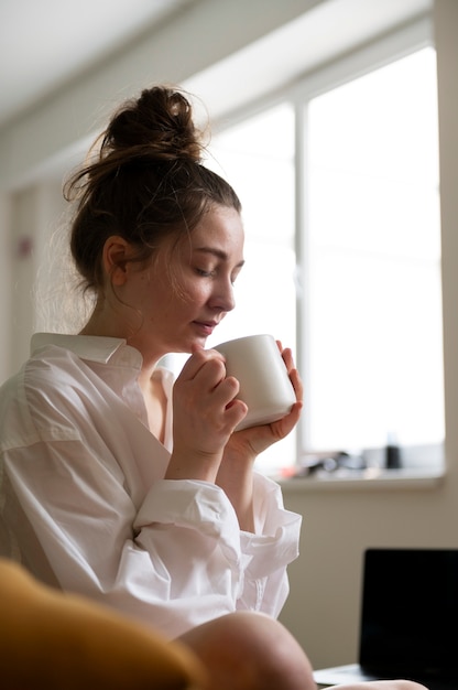 jeune femme, porter, désordonné, chignon, coiffure