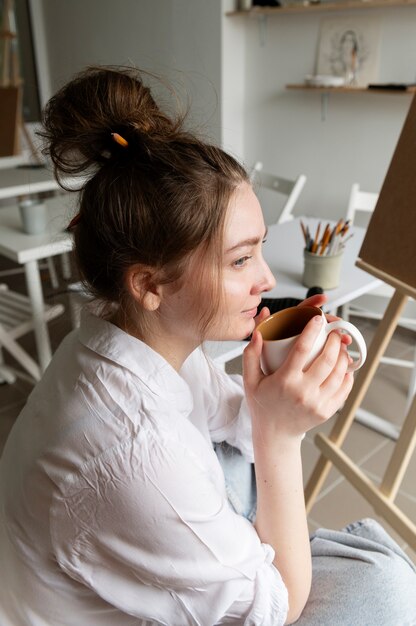 jeune femme, porter, désordonné, chignon, coiffure