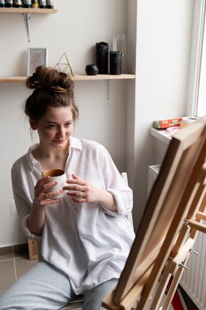 jeune femme, porter, désordonné, chignon, coiffure