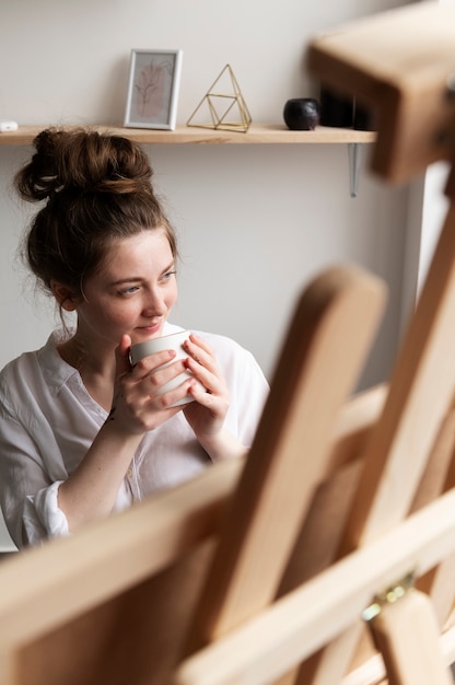 jeune femme, porter, désordonné, chignon, coiffure