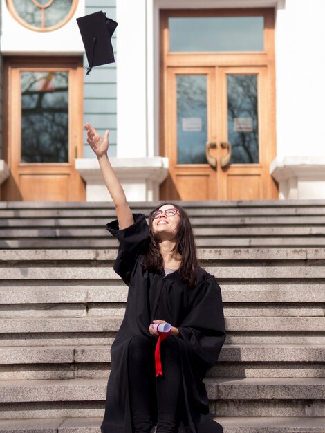 Jeune, femme, Porter, graduation, robe, devant, université