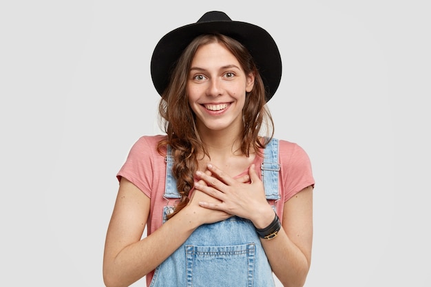 Jeune femme, porter, grand chapeau, et, salopette