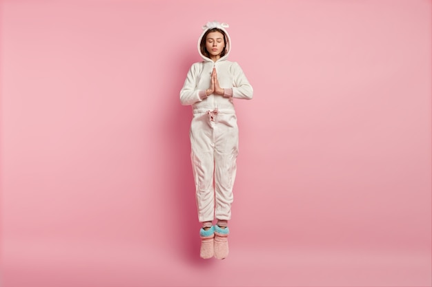 Jeune femme, porter, pyjama licorne