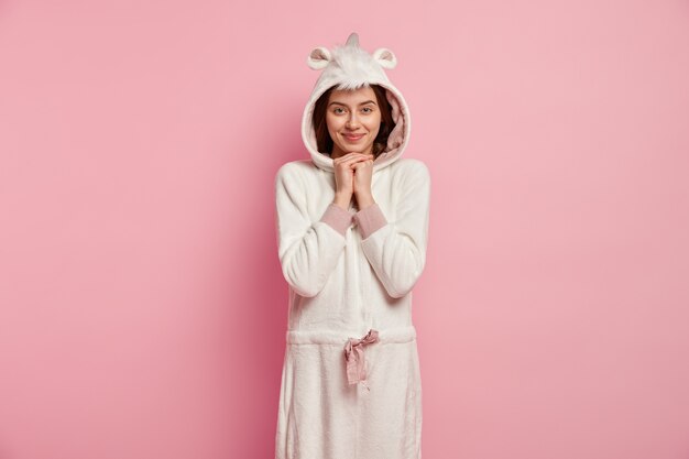 Jeune femme, porter, pyjama licorne