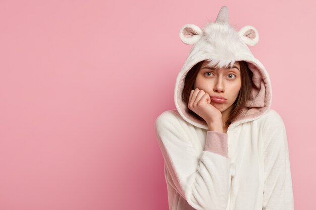 Jeune femme, porter, pyjama licorne