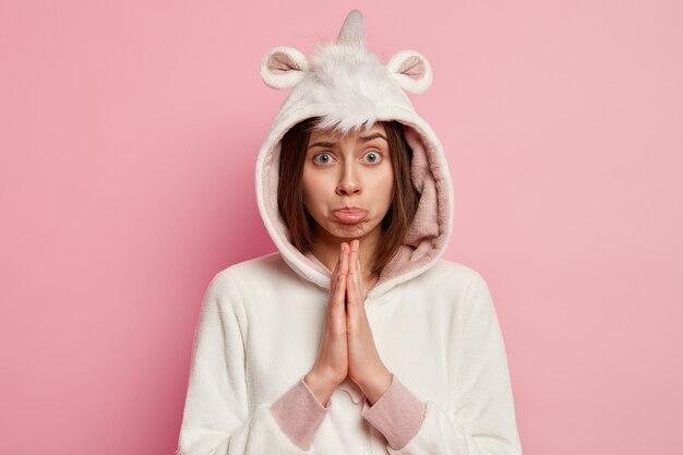 Jeune femme, porter, pyjama licorne