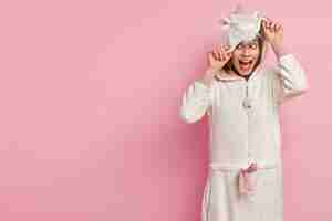 Photo gratuite jeune femme, porter, pyjama licorne