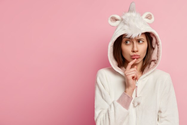 Jeune femme, porter, pyjama licorne