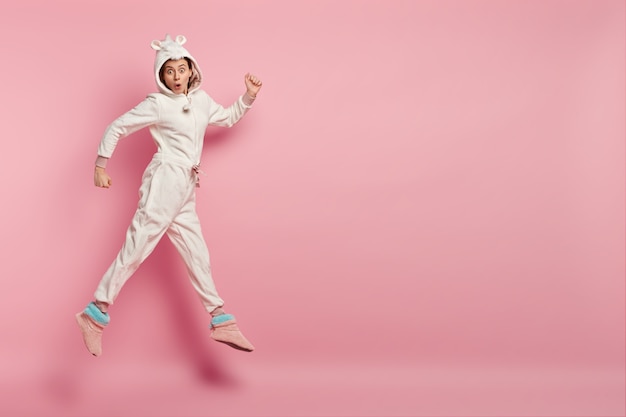 Jeune femme, porter, pyjama licorne